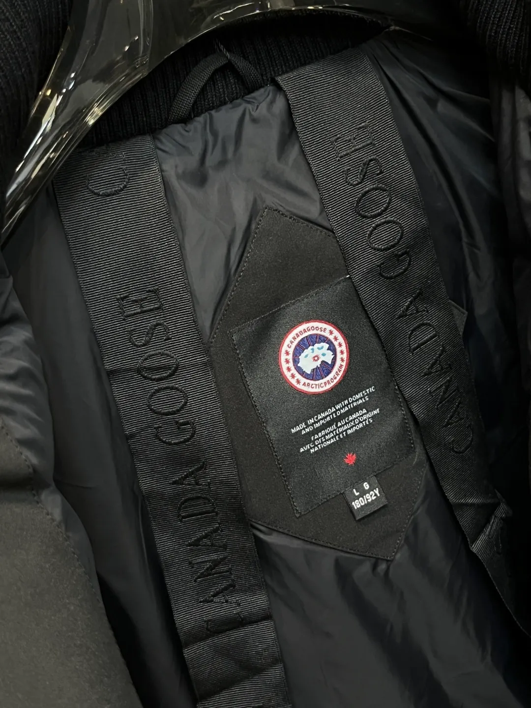 P800 counter quality Canadian Goose 24 latest fashion designer down jackets in 2025💟Big Goose’s popular stand-collar down jacket, popular down jacket, filled with 90# white goose down, every detail shows high-end craftsmanship. The design changes of structural tailoring show the diverse image changes of men. The slim fit and tailored fit meet the current popular multi-layered wear and versatile style in life! Color: Black Gray Size: XS-XXL